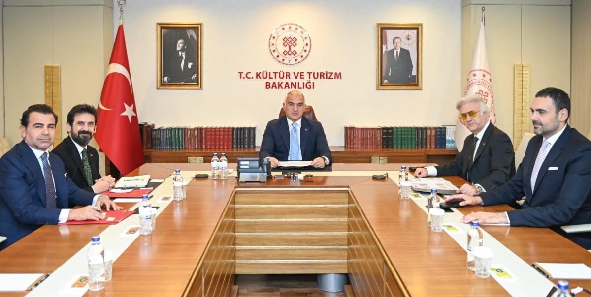Bakan Ersoy ve Tamer Karadağlı'nın Şoke Eden Tiyatro Sezonu Değerlendirmesi: Sanat Dünyasında Neler Oluyor? 2 bakan-ersoy-ve-tamer-karadaglinin-soke-eden-tiyatro-sezonu-degerlendirmesi-sanat-dunyasinda-neler-oluyor-iapmkBPi.jpg