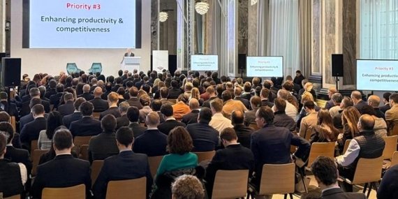 Bakan Şimşek’ten Londra’ya Çarpıcı Mesajlar: Ekonomi Zirvesinde Sıcak Gelişmeler!