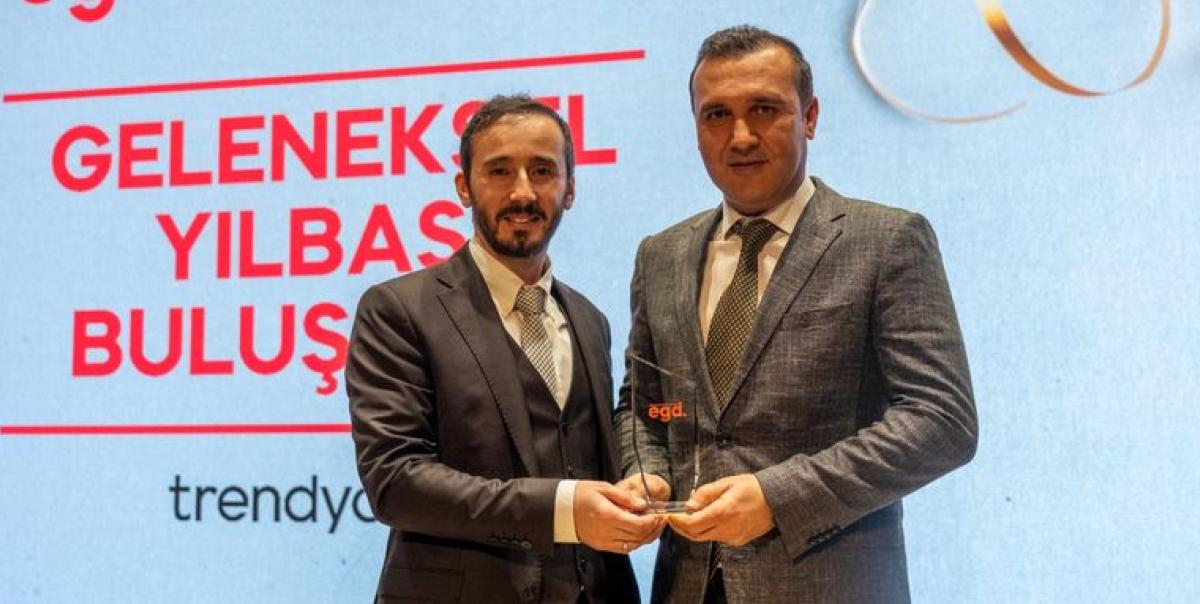 EGD'den Bloomberg HT'ye Muhteşem Onur Ödülü: Medya Dünyasında Yeni Bir Dönem Başlıyor! 2 egdden-bloomberg-htye-muhtesem-onur-odulu-medya-dunyasinda-yeni-bir-donem-basliyor-xhSSxfYa.jpg
