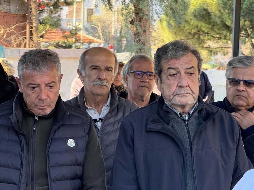 Sezai Altekine Veda: Hayatın Son Yolculuğunda Neler Yaşandı? Bu Anlar Kalbinizi Sarsacak! 2 Usta Sanatçı Toprağa Verildi