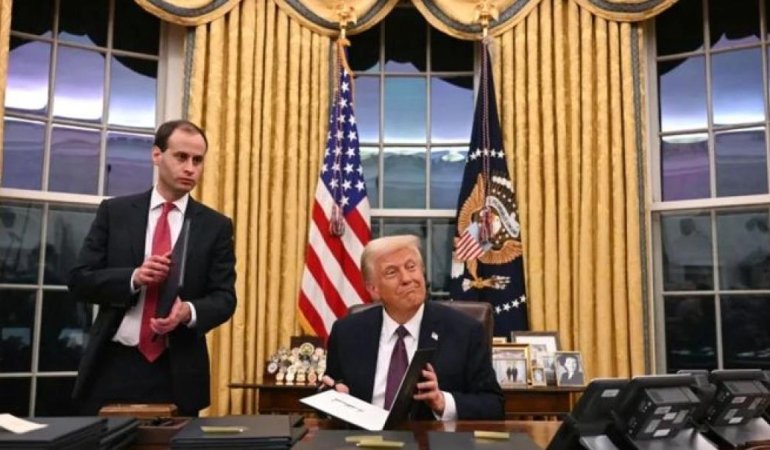 Trump'tan Şok Karar: Meksika ve Kanada'ya Yüzde 25 Ek Vergi Bombası! 6 trumptan-sok-karar-meksika-ve-kanadaya-yuzde-25-ek-vergi-bombasi-5TOhf9Du.jpg