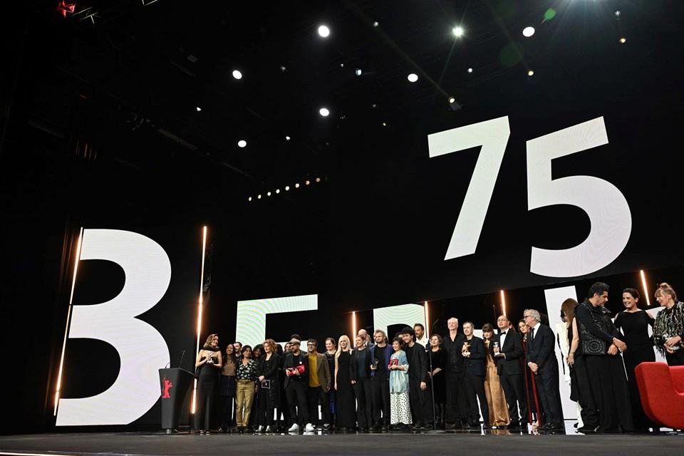75. Berlin Film Festivali'nde Şaşırtıcı Sonuçlar! Altın Ayı Ödülü 'Drommer' Filmiyle Tarihe Geçti! 5 75. Berlin Film Festivali'nde Şaşırtıcı Sonuçlar! Altın Ayı Ödülü 'Drommer' Filmiyle Tarihe Geçti!