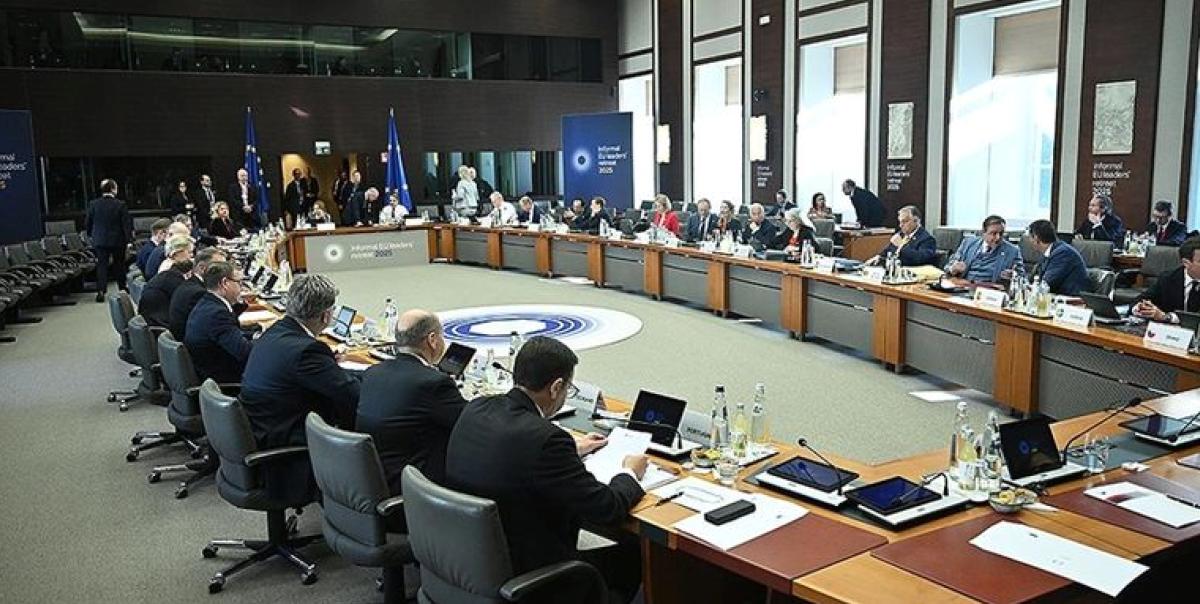 AB Liderlerinden Şok Açıklama: Ek Gümrük Vergileri İki Tarafı da Kayıplara Sürükleyecek! 2 ab-liderlerinden-sok-aciklama-ek-gumruk-vergileri-iki-tarafi-da-kayiplara-surukleyecek-B1qs8Ogg.jpg
