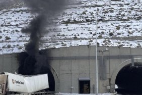 ABD'nin Dağ Tünelinde Gerçekleşen Feci Zincirleme Kaza: Kanlı Bilançoda En Az 2 Hayat! 15 abdnin-dag-tunelinde-gerceklesen-feci-zincirleme-kaza-kanli-bilancoda-en-az-2-hayat-A7gjSW16.jpg