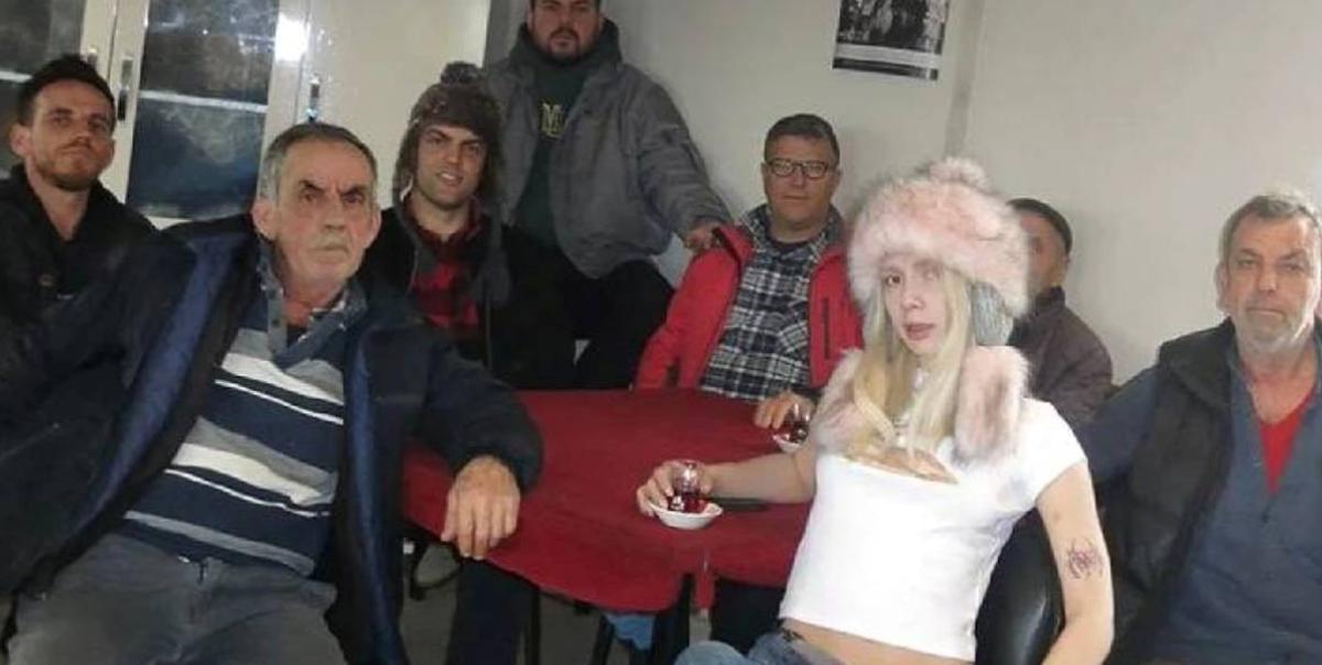 Aleyna Tilki'nin Kahvehane Ziyareti Sosyal Medyada Gündem Oldu 3 aleyna-tilkinin-kahvehane-ziyareti-sosyal-medyada-gundem-oldu-GjrsXV6d.jpg