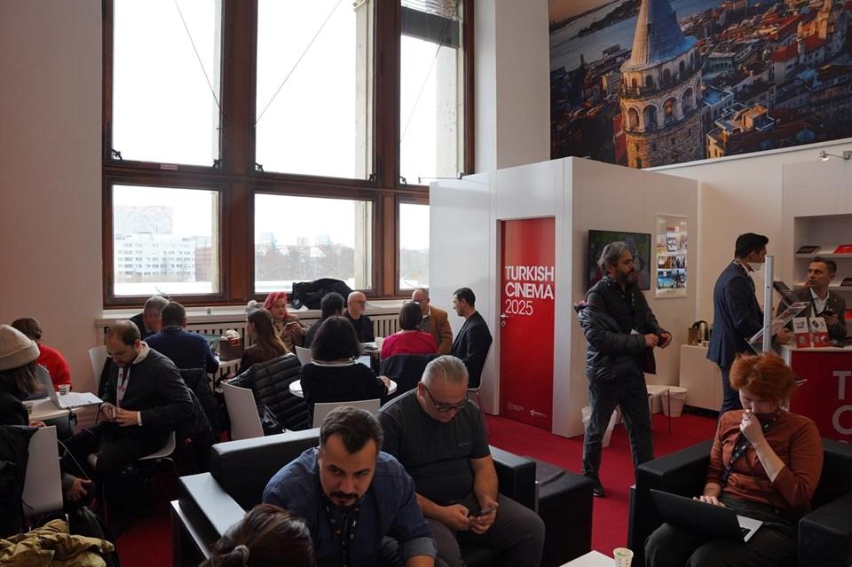 Berlin Film Festivali'nde Türkiye Standına Akın Eden Kalabalığın Arkasındaki Gizemler! 1 Türkiye Sinemasının Küresel Arenadaki Yükselişi
