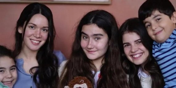 Ece Bağcı, Sahipsizler Setinden Bileziğiyle Poz Verdi: Artık Bende!