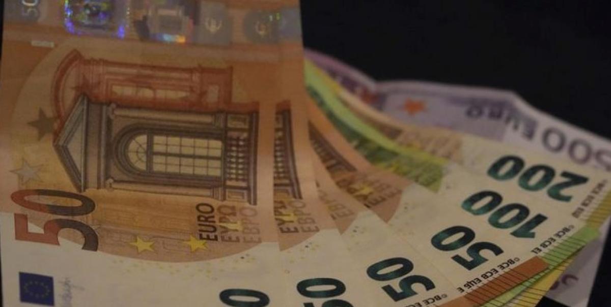 Euro, Önümüzdeki Haftada 1,04 Doların Altına Düşerek Finans Dünyasını Sarsabilir! 2 euro-onumuzdeki-haftada-104-dolarin-altina-duserek-finans-dunyasini-sarsabilir-S3W8XZy9.jpg