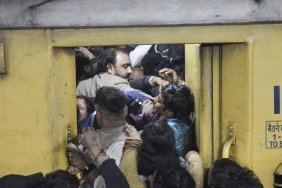 Hindistan'da Kan Donduran İzdiham: 16 Can Alarak Tarihe Geçti! 6 hindistanda-kan-donduran-izdiham-16-can-alarak-tarihe-gecti-86kxwk7g.jpg
