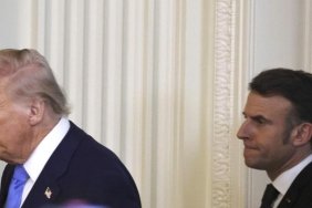İngiliz Medyası: Trump, Macron'u Masanın Kenarında Küçük Düşürerek Siyasi Arenanın Dengesini Alt Üst Etti! 11 ingiliz-medyasi-trump-macronu-masanin-kenarinda-kucuk-dusurerek-siyasi-arenanin-dengesini-alt-ust-etti-UHUJN5uM.jpg