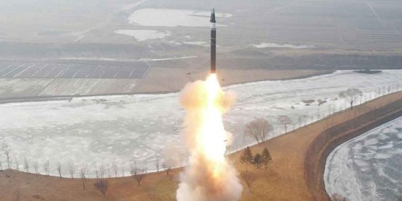 Kuzey Kore’den Şok Stratejik Hamle: Kim Jong-un’un Gözleriyle Fırlatılan Seyir Füzesi!
