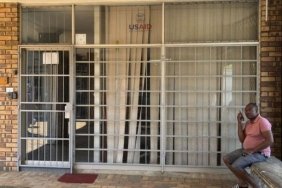 Şok Gelişme: ABD, Güney Afrika'ya Yardımlarını Keserek Dünya Siyasetini Sarsıyor! 6 sok-gelisme-abd-guney-afrikaya-yardimlarini-keserek-dunya-siyasetini-sarsiyor-mKSH8JcW.jpg