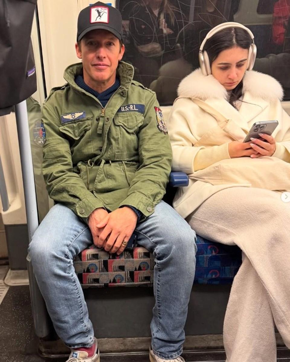 Tanınmaz Şarkıcı: Konser Öncesi Metro ile Yolculuk ve Afiş Önünde Gizemli Fotoğraf! 1 James Blunt'un 20. Yıl Konseri
