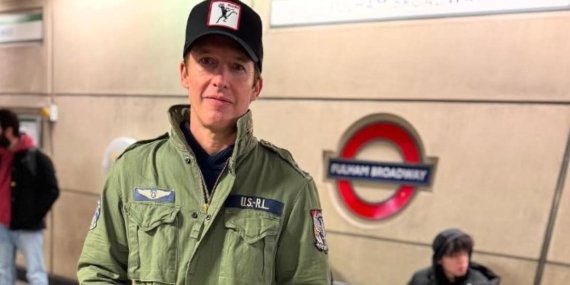 Tanınmaz Şarkıcı: Konser Öncesi Metro ile Yolculuk ve Afiş Önünde Gizemli Fotoğraf!
