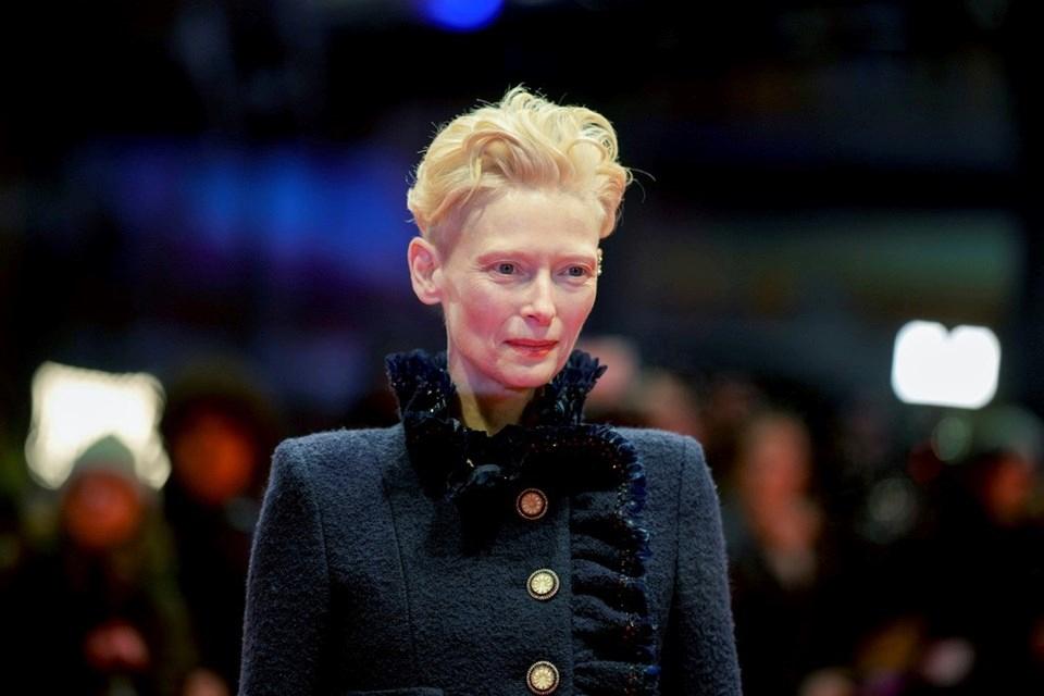 Tilda Swinton'un Gözyaşlarıyla Duyurduğu Şok Karar: Oyunculuğa Veda mı Ediyor? 1 Tilda Swinton, Berlin Uluslararası Film Festivali'nde Yaşam Boyu Başarı Altın Ayı Ödülü'nü Aldı