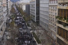 Yunanistan'da Tren Faciası: 57 Hayat Kaybı, Öğrenciler Adalet İçin Sokakları Alevlendirdi! 6 yunanistanda-tren-faciasi-57-hayat-kaybi-ogrenciler-adalet-icin-sokaklari-alevlendirdi-7NwgEExm.jpg