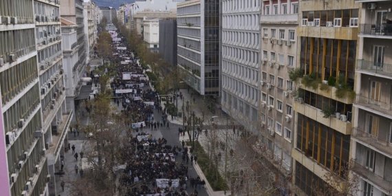 Yunanistan’da Tren Faciası: 57 Hayat Kaybı, Öğrenciler Adalet İçin Sokakları Alevlendirdi!