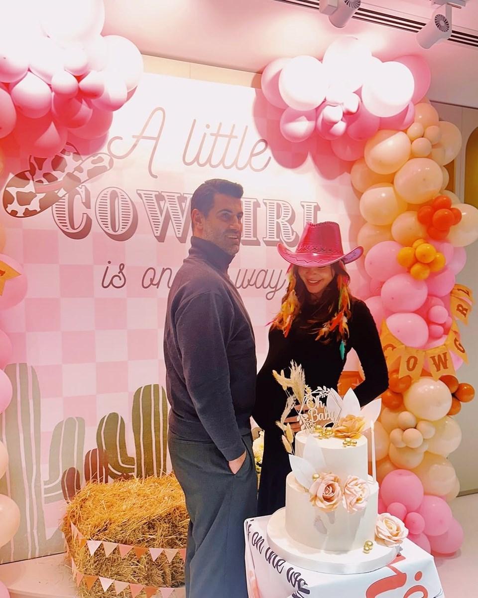 Zeynep Demirel'in Unutulmaz Baby Shower Partisi: Duygusal Anlar 1 Zeynep Demirel ve Volkan Demirel'in Mutlu Beklentisi