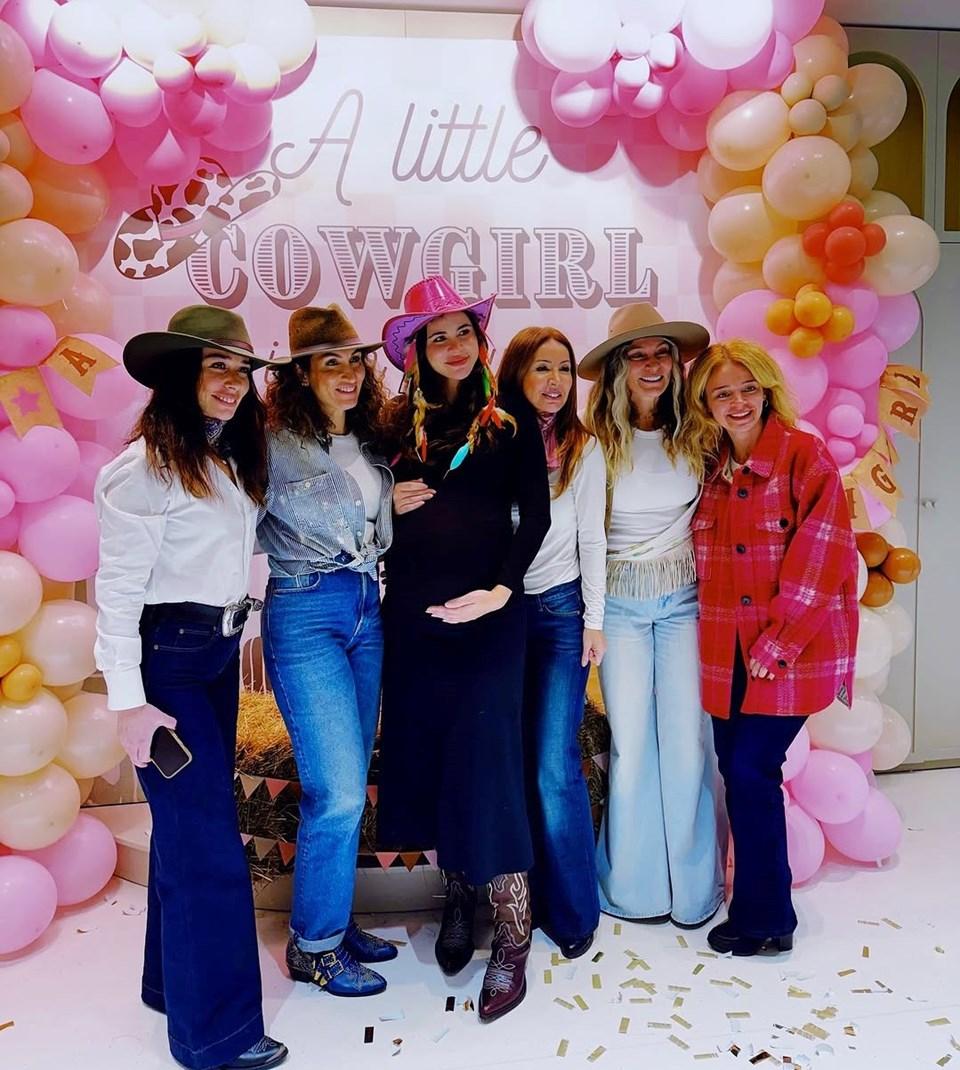 Zeynep Demirel'in Unutulmaz Baby Shower Partisi: Duygusal Anlar 2 Zeynep Demirel'in Unutulmaz Baby Shower Partisi: Duygusal Anlar