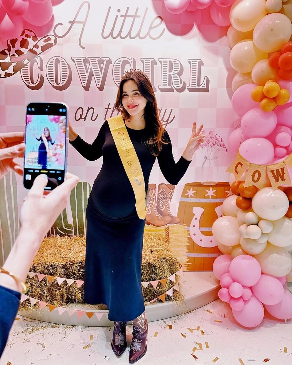 Zeynep Demirel'in Unutulmaz Baby Shower Partisi: Duygusal Anlar 3 Zeynep Demirel'in Unutulmaz Baby Shower Partisi: Duygusal Anlar