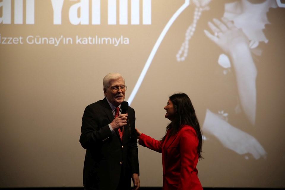57 Yıl Sonra Türkan Şoray ve İzzet Günay'ın Büyüleyici Buluşması: Unutulmaz Anılar ve Sırlarla Dolu Bir Göz Göre Göre! 1 Yeşilçam’ın Unutulmaz Eseri: Vesikalı Yarim