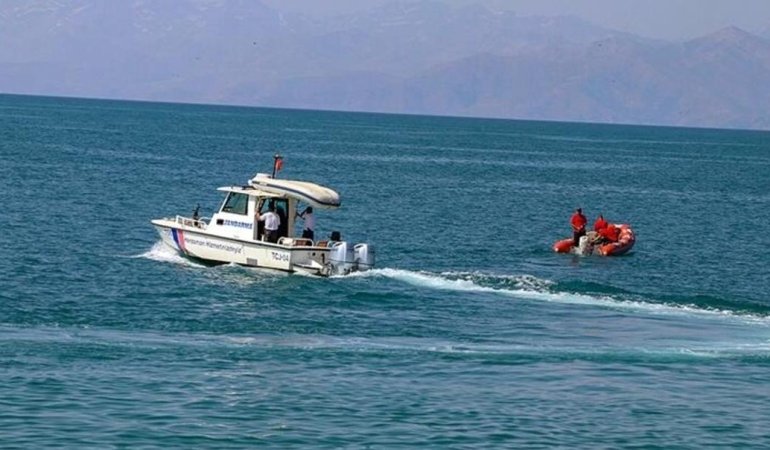 94 Günlük Açık Deniz Serüveni: Balıkçı'nın Hamamböceği, Kuş ve Kaplumbağa ile Hayatta Kalma Mücadelesi! 1 94-gunluk-acik-deniz-seruveni-balikcinin-hamambocegi-kus-ve-kaplumbaga-ile-hayatta-kalma-mucadelesi-S2Xz2Pj3.jpg