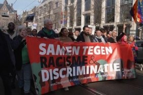 Amsterdam Sokaklarında Binlerce Kişiden Irkçılık ve Faşizme Karşı Sessiz Direniş 4 amsterdam-sokaklarinda-binlerce-kisiden-irkcilik-ve-fasizme-karsi-sessiz-direnis-uMfQ1S5D.jpg