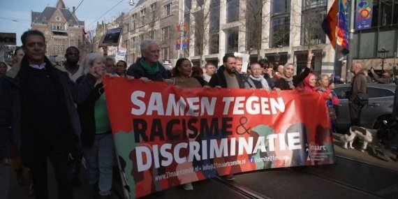 Amsterdam Sokaklarında Binlerce Kişiden Irkçılık ve Faşizme Karşı Sessiz Direniş