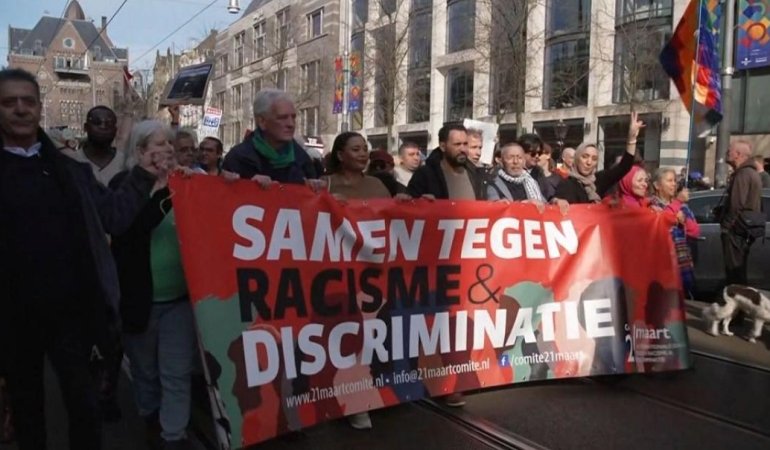 amsterdam-sokaklarinda-binlerce-kisiden-irkcilik-ve-fasizme-karsi-sessiz-direnis-uMfQ1S5D.jpg