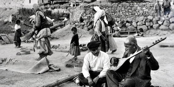 Aşık Veysel’in 52 Yıl Önce Aramızdan Ayrılması: Unutulmaz Eserleriyle Kalplerimizi Nasıl Fethetti?