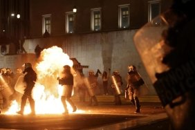 Atina'nın Alev Alev Yükselişi: Hükümet Güvensizlik Önergesini Korkusuzca Reddetti! 4 atinanin-alev-alev-yukselisi-hukumet-guvensizlik-onergesini-korkusuzca-reddetti-2tppiKMs.jpg