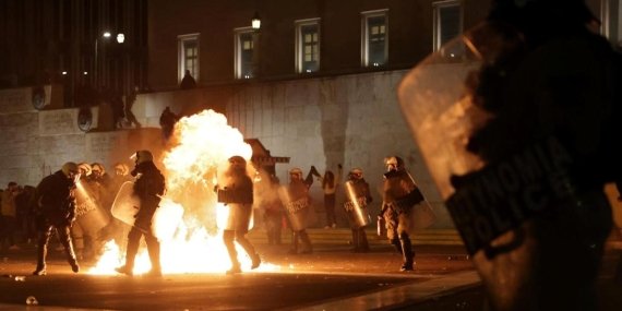 Atina’nın Alev Alev Yükselişi: Hükümet Güvensizlik Önergesini Korkusuzca Reddetti!