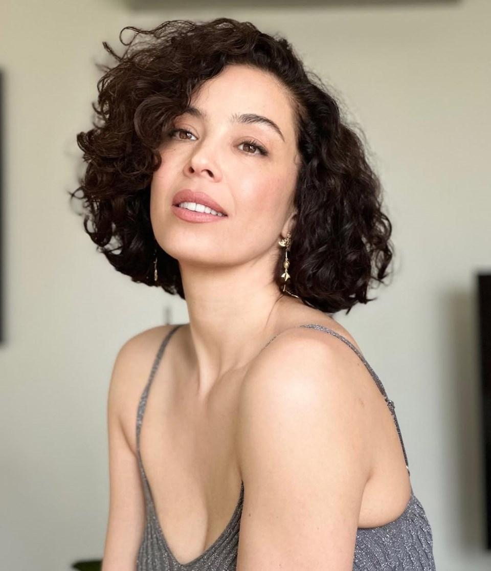 Azra Akın'ın Kızı Arya ile Paylaştığı Yeni Anlar: Büyüleyici Bir Gün! 1 Azra Akın'ın Tiyatro Serüveni ve Aile Hayatı
