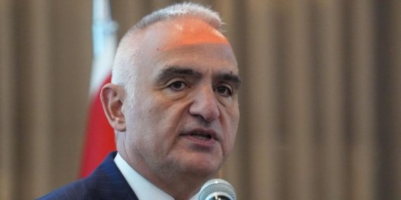 Bakan Ersoy’dan Dünya Tiyatro Günü’nde Şaşırtan Paylaşım: Bu Mesaj Tüm Sanatseverleri Derinden Etkileyecek!