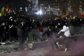 Bakan Yerlikaya Gösterilerde 123 Polisin Yaralandığını ve 1133 Gözaltı Olduğunu Açıkladı 2 bakan-yerlikaya-gosterilerde-123-polisin-yaralandigini-ve-1133-gozalti-oldugunu-acikladi-J6OSV84p.jpg