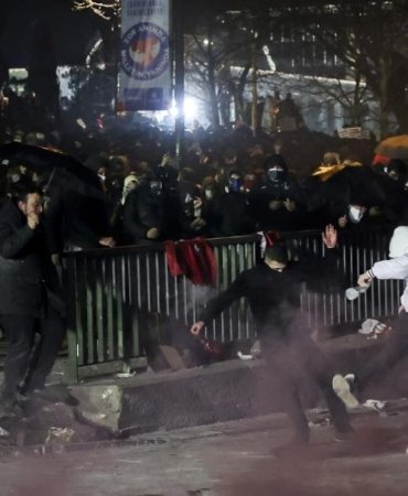 Bakan Yerlikaya Gösterilerde 123 Polisin Yaralandığını ve 1133 Gözaltı Olduğunu Açıkladı 8 bakan-yerlikaya-gosterilerde-123-polisin-yaralandigini-ve-1133-gozalti-oldugunu-acikladi-J6OSV84p.jpg