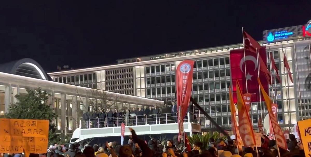 Bakan Yerlikaya: Gösterilerde Bin 418 Kişi Gözaltına Alındı, 979 Kişi Halen Tutuluyor 2 bakan-yerlikaya-gosterilerde-bin-418-kisi-gozaltina-alindi-979-kisi-halen-tutuluyor-ewCcNPBb.jpg