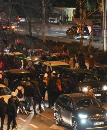 Bakan Yerlikaya: Saraçhane Eylemlerinde 150 Polis Yaralandı, 260 Kişi Tutuklandı 7 bakan-yerlikaya-sarachane-eylemlerinde-150-polis-yaralandi-260-kisi-tutuklandi-4dDMF8J8.jpg