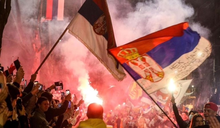 Belgrad Sokaklarında Ateşin Dansı: Protestocular Havai Fişeklerle İsyanlarını Haykırıyor! 6 belgrad-sokaklarinda-atesin-dansi-protestocular-havai-fiseklerle-isyanlarini-haykiriyor-KdVHmQff.jpg
