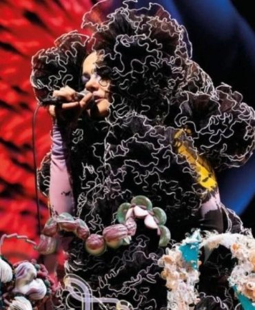 Björk’ün “Cornucopia” Konser Filmi Sınırlı Gösterimle Sinemalara Geliyor 5 bjorkun-cornucopia-konser-filmi-sinirli-gosterimle-sinemalara-geliyor-JKhUyLYf.jpg