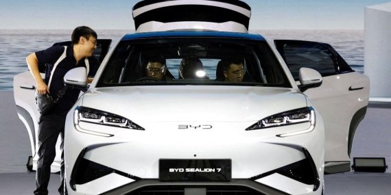 BYD, Tesla’yı Geride Bırakarak 100 Milyar Dolar Satış Eşiğini Aştı