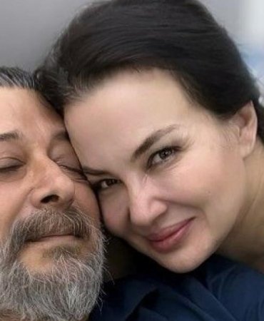 Deniz Uğur'un Eşinden Kalp Krizi Açıklaması: Sevenlerinden Dua İstedi! 2 deniz-ugurun-esinden-kalp-krizi-aciklamasi-sevenlerinden-dua-istedi-WTTI69dq.jpg