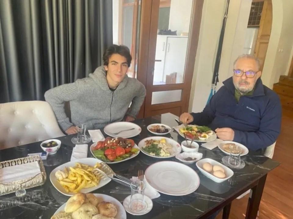 Ferdi Tayfur'un Oğlu Tahaa, Kaybettiği Babasıyla Duygusal Bir Paylaşımda Bulundu 1 Ferdi Tayfur'un Vefatı ve Ardında Bıraktığı Miras