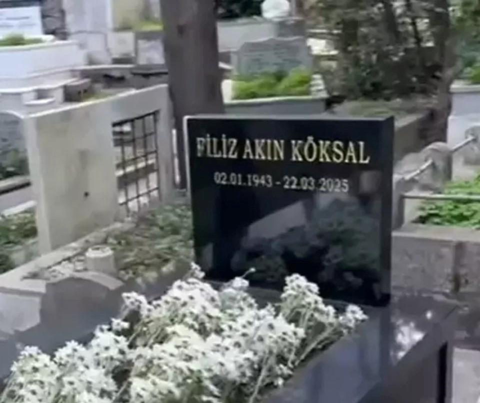 Filiz Akın'ın Sessiz Veda: Yeni Mezar Taşıyla Anıldı 3 Filiz Akın'ın Sessiz Veda: Yeni Mezar Taşıyla Anıldı