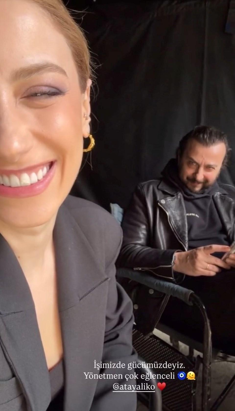 Hazal Kaya ve Ali Atay'dan Eğlenceli Yeni Paylaşım: Yönetmenin Keyifli Anları 1 Hazal Kaya ve Ali Atay: Mutluluğun Hikayesi