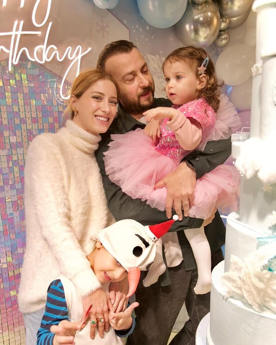 Hazal Kaya ve Ali Atay'dan Eğlenceli Yeni Paylaşım: Yönetmenin Keyifli Anları 2 Hazal Kaya ve Ali Atay'dan Eğlenceli Yeni Paylaşım: Yönetmenin Keyifli Anları