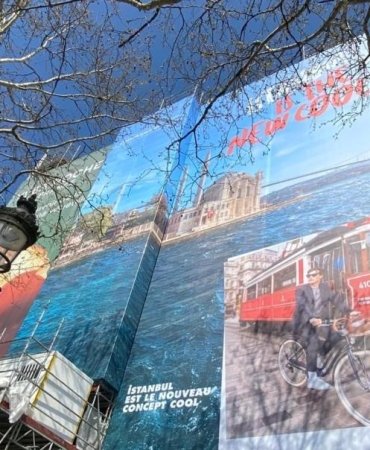 İstanbul'un Parisi Fethetmesi: Ünlü Caddede Şaşırtan Dev Afiş! 7 istanbulun-parisi-fethetmesi-unlu-caddede-sasirtan-dev-afis-HfOfDZZe.jpg