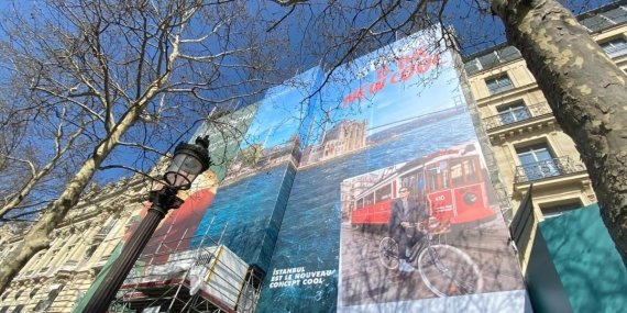 İstanbul’un Parisi Fethetmesi: Ünlü Caddede Şaşırtan Dev Afiş!