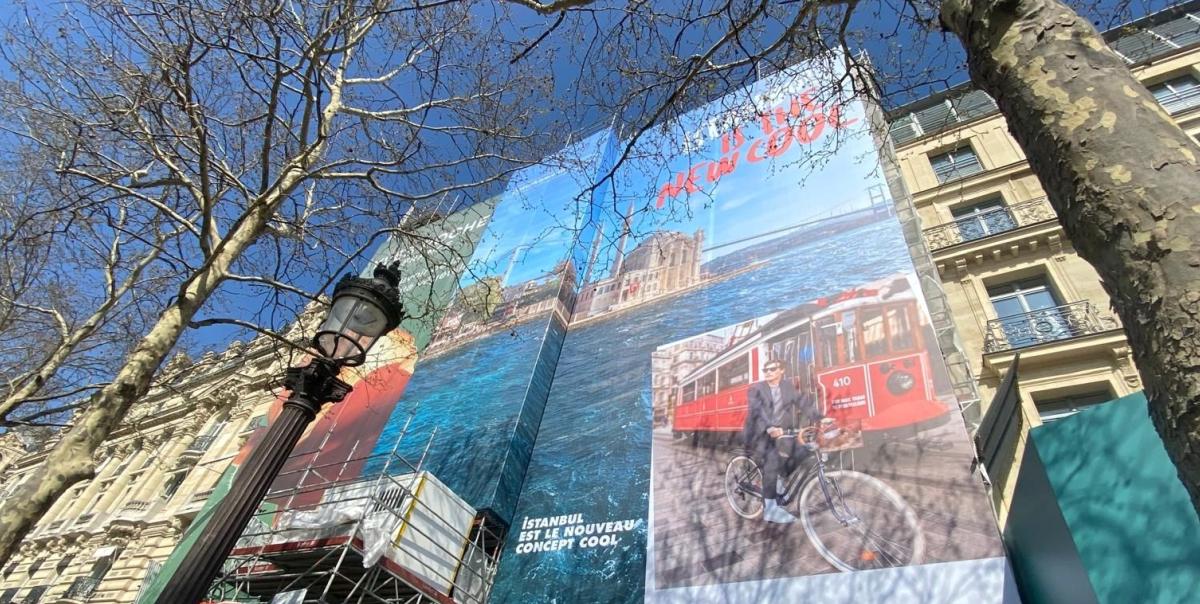 İstanbul'un Parisi Fethetmesi: Ünlü Caddede Şaşırtan Dev Afiş! 2 istanbulun-parisi-fethetmesi-unlu-caddede-sasirtan-dev-afis-HfOfDZZe.jpg