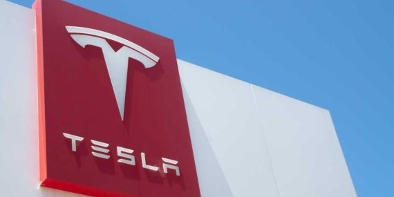 İtalya’da Tesla Bayisinde Yangın: 17 Araç Kül Oldu, Kundaklama Şüphesi